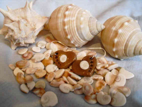 Heart shaped earrings with dots and operculum (clay)