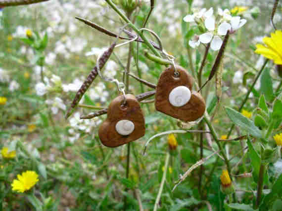 Heart shaped earrings with sea drawings and operculum (clay)